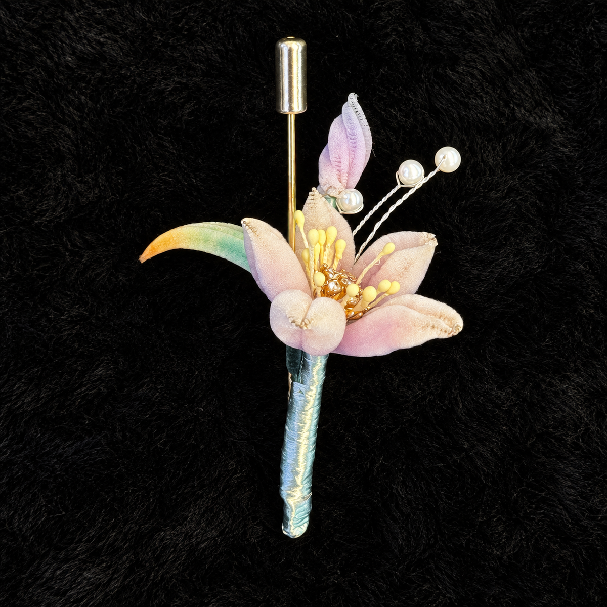blossom-garden-collection-oriental-garden-yangzhou-ronghua-silk-flower-brooches-lily