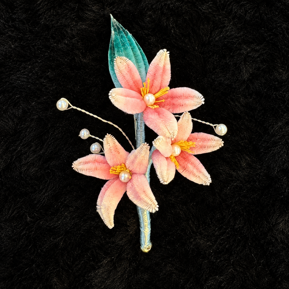 blossom-garden-collection-oriental-garden-yangzhou-ronghua-silk-flower-brooches-lily